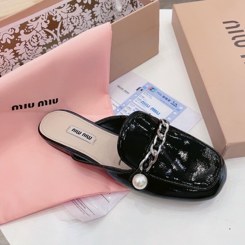 Giày sục nữ da bóng gắn NGỌC viền xích, CHẤT DA PU CAO CẤP, kèm ảnh thật | BigBuy360 - bigbuy360.vn