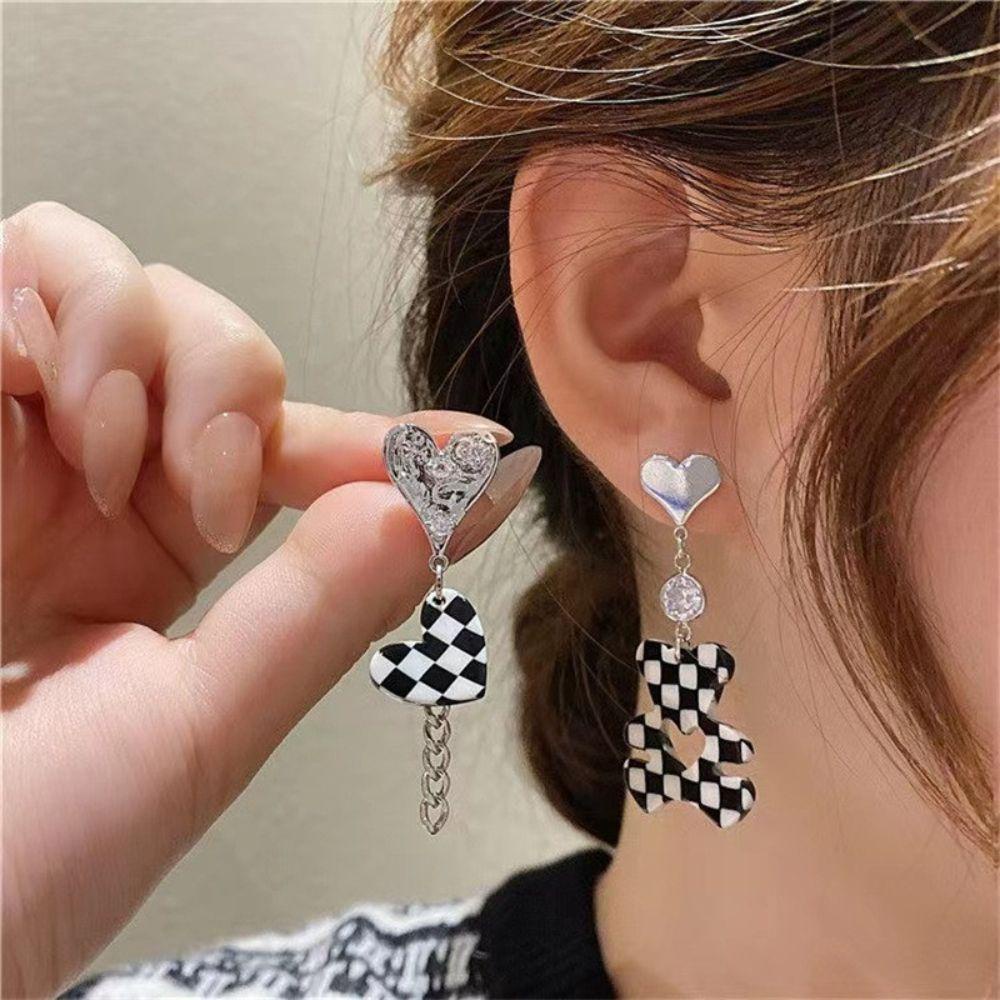 Khuyên Tai Hình Trái Tim Không Đối Xứng Thời Trang Cho Nữ