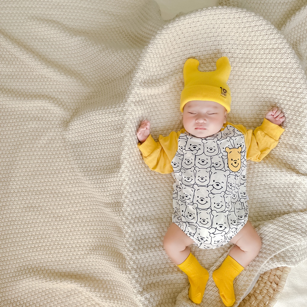 Bộ áo liền quần tay dài in hình gấu pooh dễ thương dành cho bé sơ sinh
