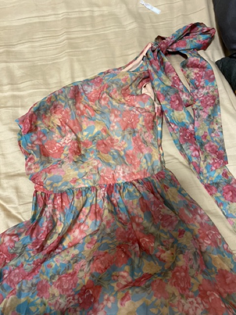 Váy Zara lệch vai