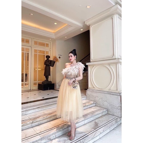 Đầm xoè công chúa chất lưới nhũ lấp lánh lệch vai kết cườm và lông công sang trọng TRIPBLE T DRESS - size M/L - MS346V