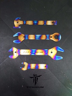 Bảng tên titanium kiểu mỏ lết