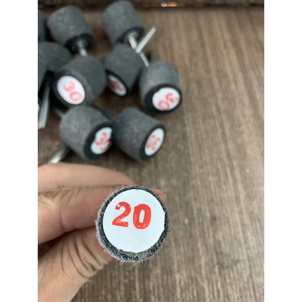 Trục nỉ xám gắn máy khoan
