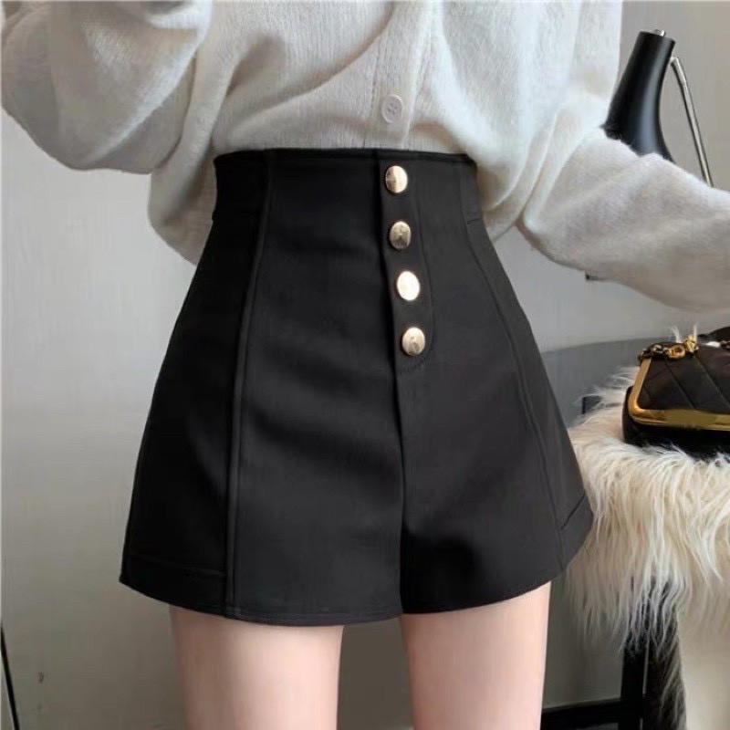 Quần Short Cạp Cao Phối Cúc Sang Chảnh khác xa với các mẫu quần short thường mẫu mới có phối cúc sang chảnh. cạp cao gen