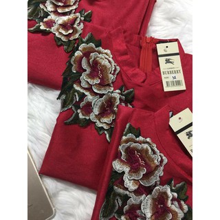 Áo dài gấm đỏ thêu hoa