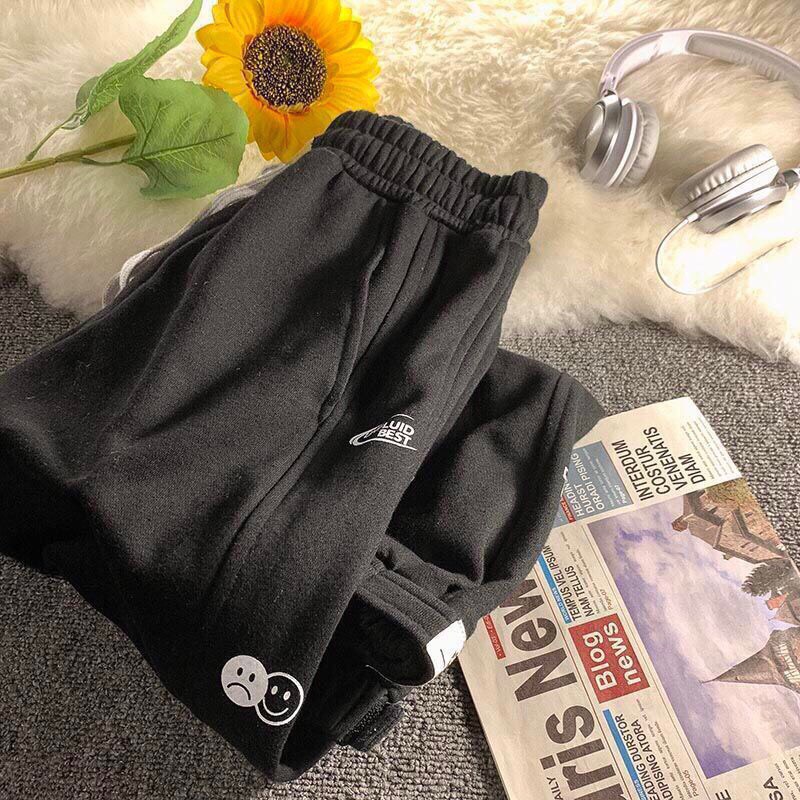 Quần Bom Chun Thêu Tem Logo Cạp Chun Co Dãn Nam Nữ Dáng Rộng Bo Chun Unisex