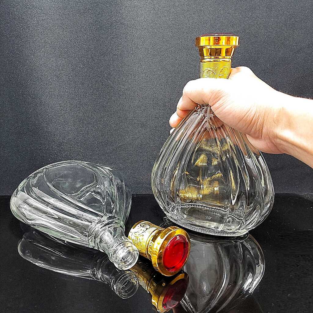 Chai thủy tinh đựng rượu 500ML giọt nước kiểu dẹt nắp vàng chuôi đỏ - Vỏ chai rượu đẹp (C5)