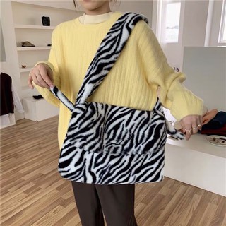 Túi đeo chéo hoạ tiết ngựa vằn