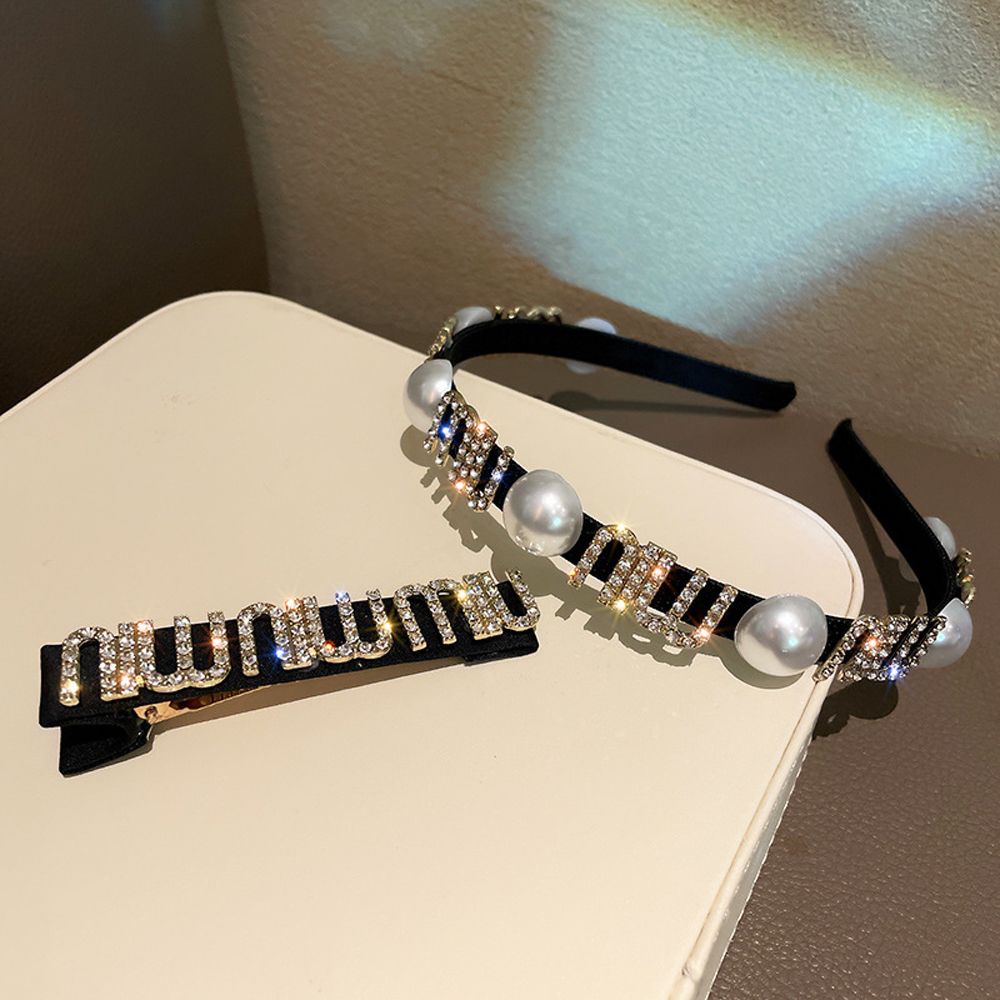 Băng Đô Cài Tóc Đính Ngọc Trai Chống Trượt In Chữ Kiểu Hàn Quốc Thanh Lịch Cho Nữ