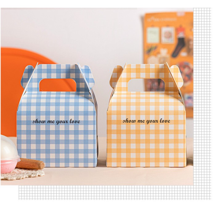 50 Hộp Gà rán, bánh tiramisu đem về màu xanh blue