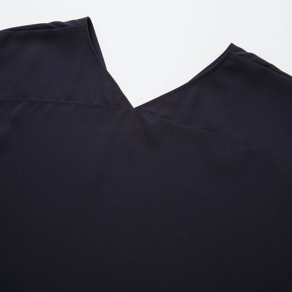Áo cổ tim UNIQLO nội địa Nhật
