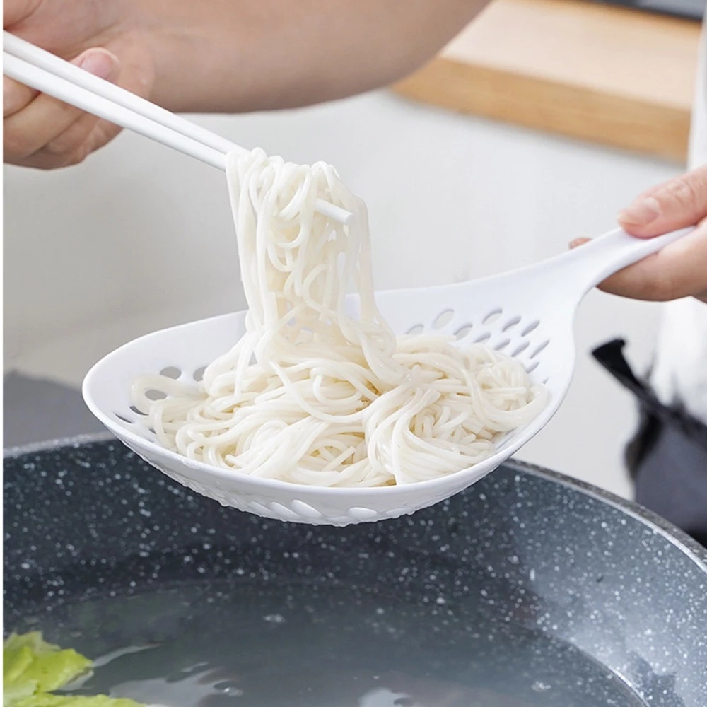 1 muỗng múc canh có lỗ lọc bằng nylon màu sắc ngẫu nhiên