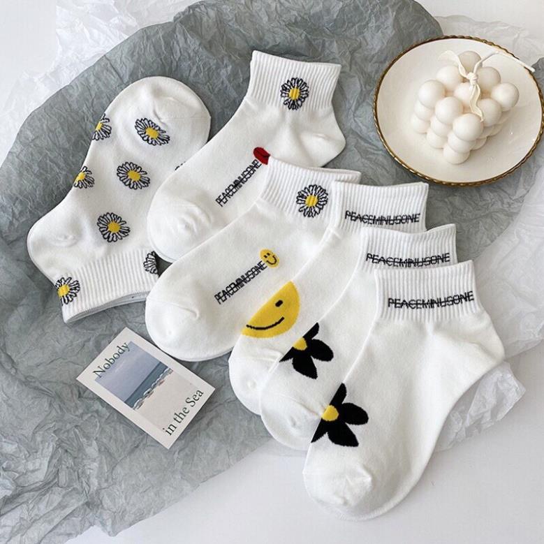 1 Đôi Tất Hoa Cúc Hot Trend ( Đen và Trắng )