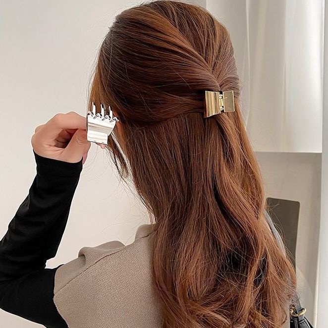 Kẹp Tóc Kim Loại Hình Cá Mập Mini Thiết Kế Hở Lưng Độc Đáo