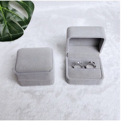 Hộp đựng nhẫn cưới bằng nhung xám có thể gấp gọn