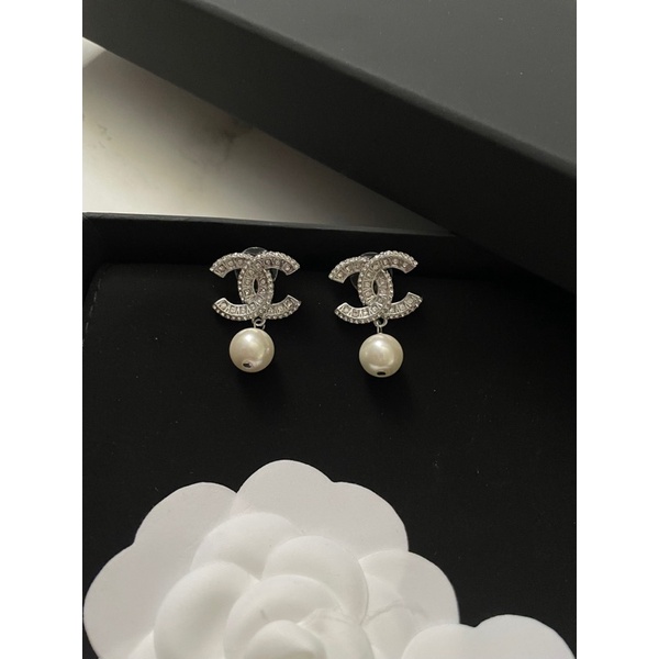 Khuyên tai thương hiệu hót gơ sang chảnh đính đá