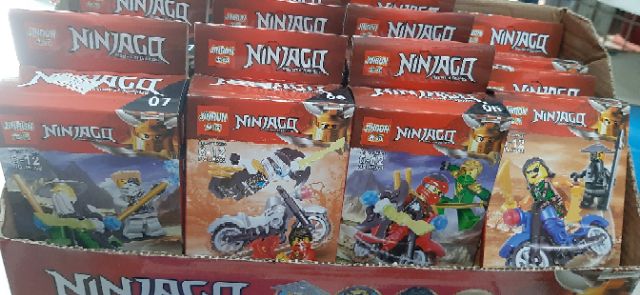 Lắp ráp lego ninjago.