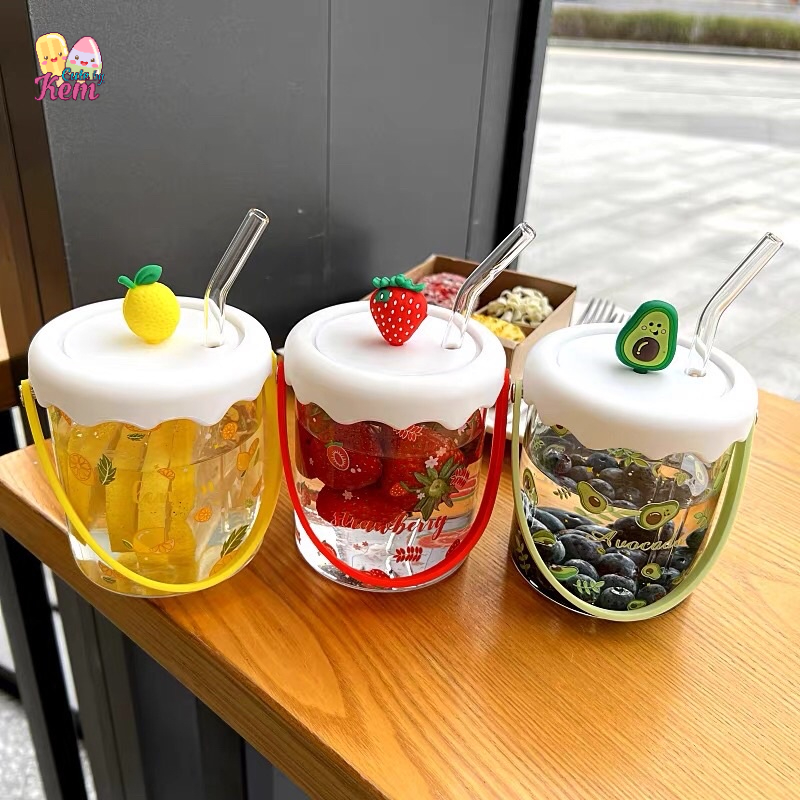Cốc thủy tinh có nắp, ly thủy tinh có quai cầm hình quả bơ chanh dâu có nắp kèm ống hút thủy tinh