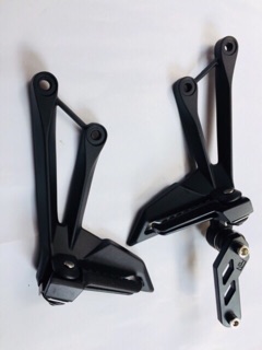 Gác chân exciter 150 kiểu Z1000 gắn như zin