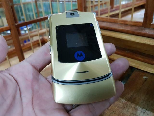 Motorola V3i cổ chính hãng kèm xạc