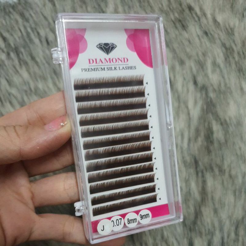 Mi dưới cong B và chân mày cong J