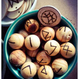 Bộ runes khắc tay lên gỗ