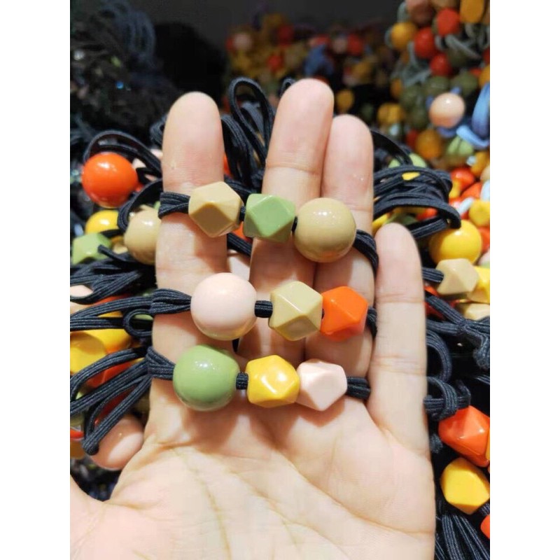 cột tóc hoa cúc, mặt cười, hạt đá tròn (lấy mẫu ngẫu nhiên