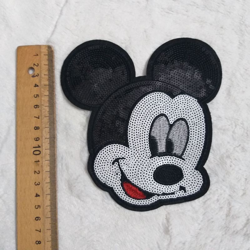 Hình may và hình ủi nhiệt trang trí.