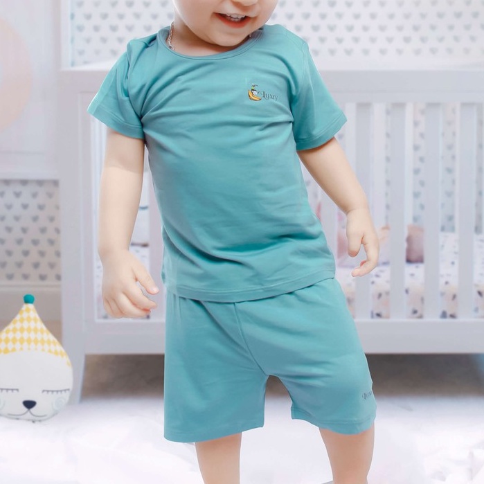 Bộ quần áo cộc tay Luxry màu xanh rêu chất vải sợi tre cực mát cho bé trai từ 3 tháng đến 4 tuổi