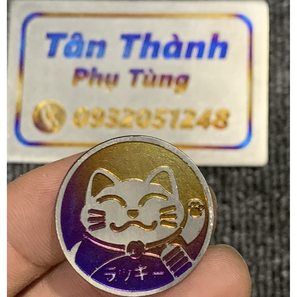 Con mèo may mắn titan