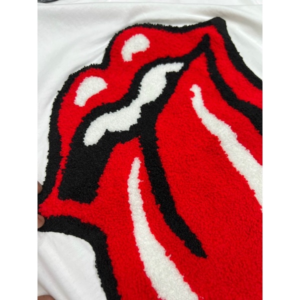 ÁO THUN UNISEX MÔI THÊU XÙ HOT TREND