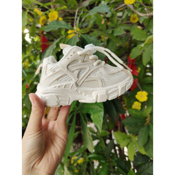 Giày thể  thao màu trắng cho bé