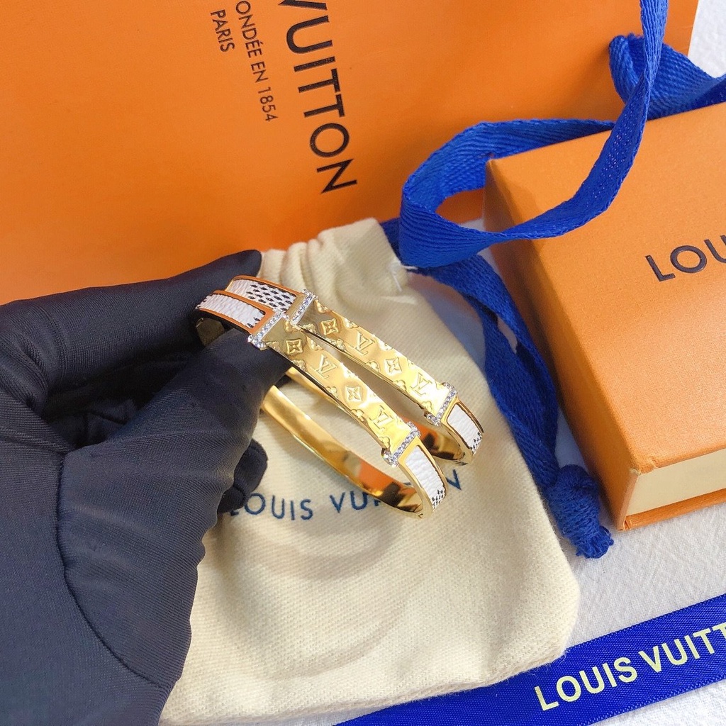 Vòng Tay Louis Vuitton Bằng Thép Titan Họa Tiết Chữ LV Sang Trọng Thời Trang