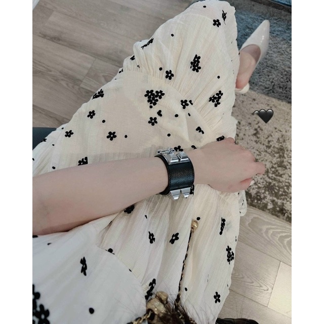 ĐẦM TRẮNG DÁNG XUÔNG HOẠ TIẾT HOA ĐEN NHÍ