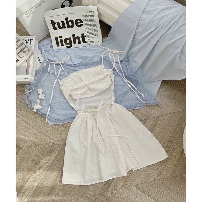 Đầm dây trắng hở lưng