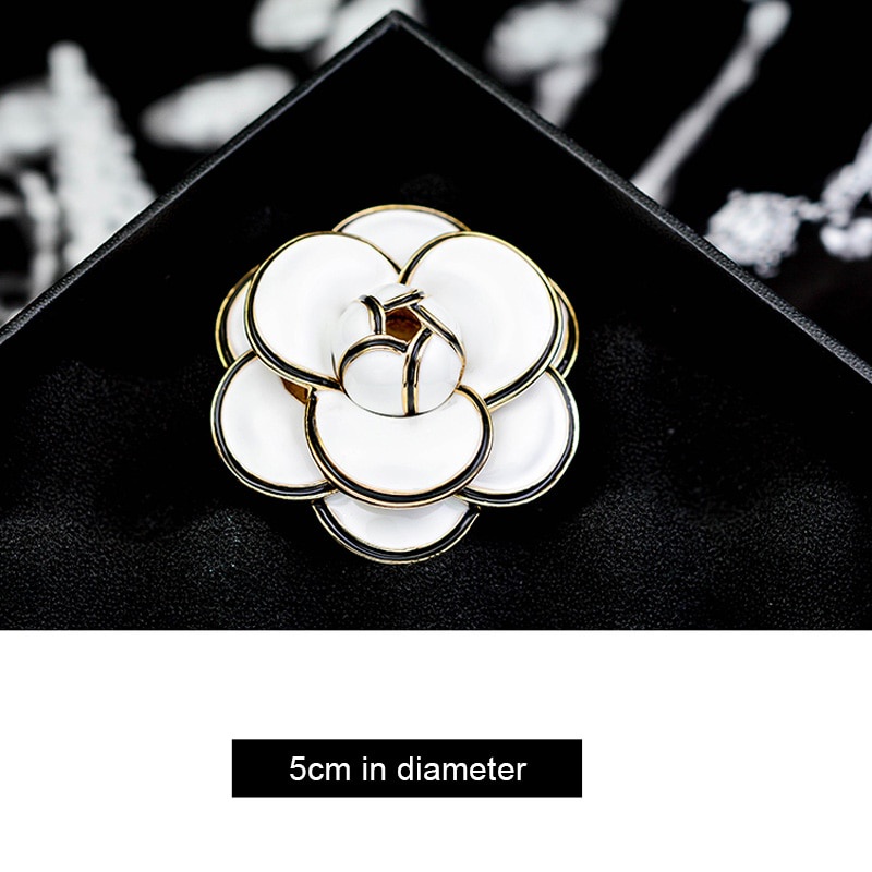 Ghim cài áo hình hoa trà đen/ trắng sang trọng dành cho nữ