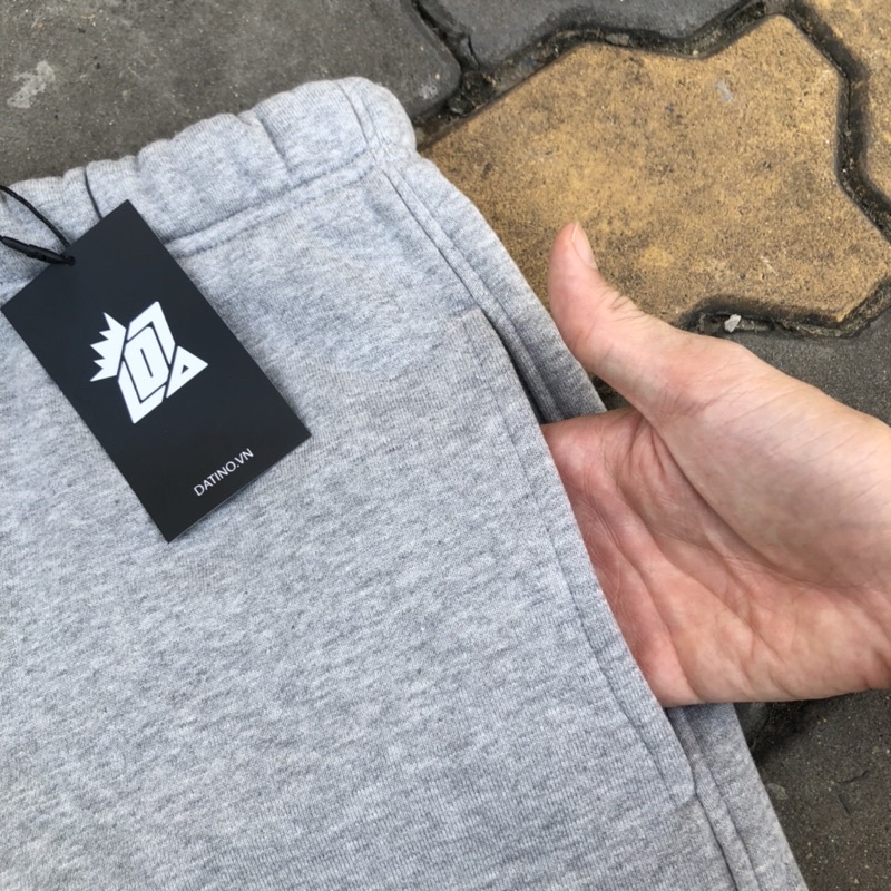 Quần short thun nam DATINO Signature màu xám xước 100% cotton da cá chất dày dặn, form rộng mặc trên gối.