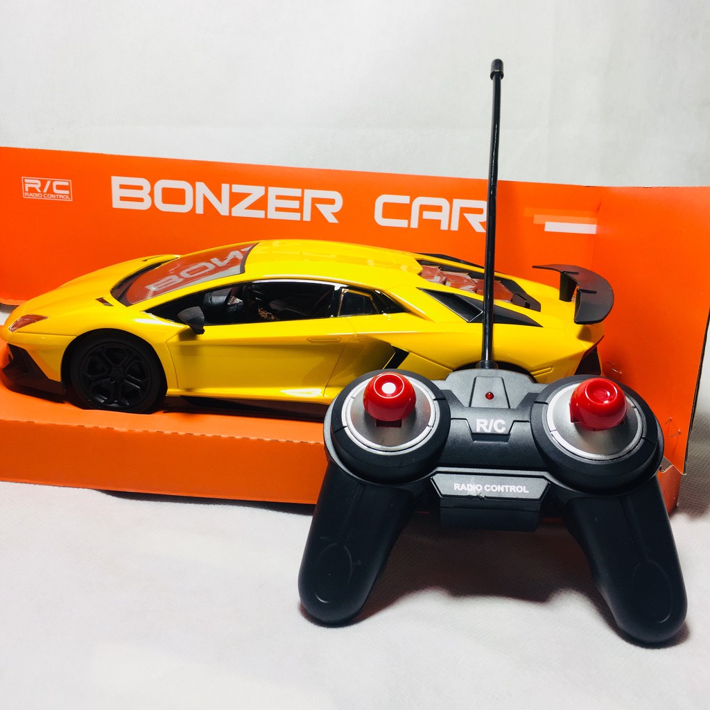 Siêu xe Ferrari đua điều kiển tốc độ