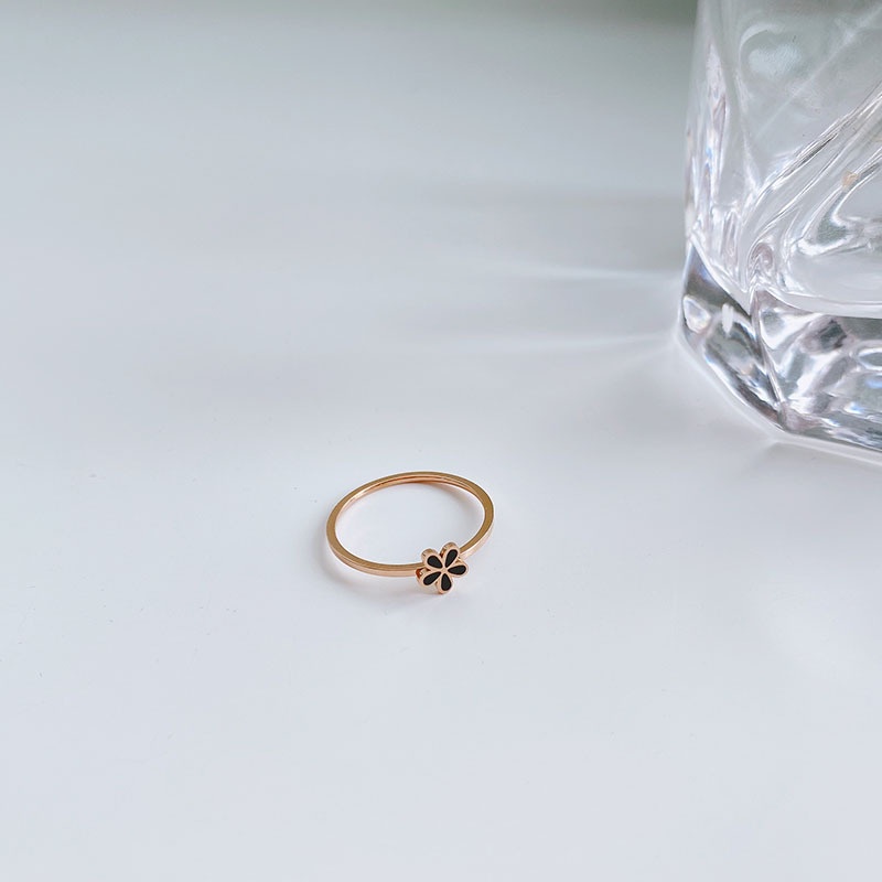 Nhẫn đeo tay bằng thép titan màu trắng đen họa tiết hoa cúc phong cách Hàn Quốc