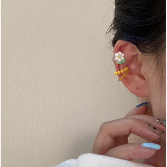 Set 3 Khuyên Tai Hình Hoa Nhỏ Bằng Acrylic Thời Trang Ngọt Ngào Cho Nữ