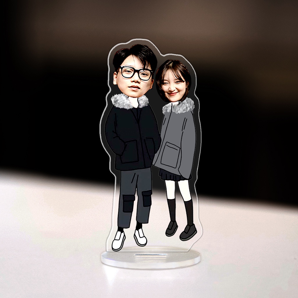 Mô hình standee mica đứng để bàn cặp đôi chibi đàng yêu custom theo yêu cầu cho người yêu, bạn gái, bạn trai