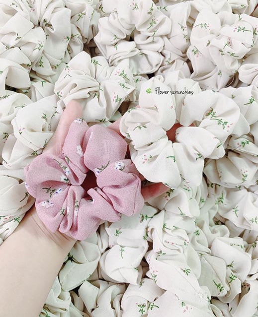 Cột tóc scrunchies hoa lan