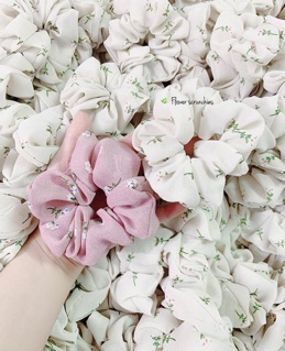 Cột tóc scrunchies hoa lan