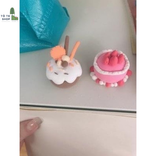 Đất nặn xô kèm khuôn , xô đất nặn 24 màu an toàn cùng với các khuôn làm từ nhựa ABS để bé dễ dàng tạo hình nhân vật