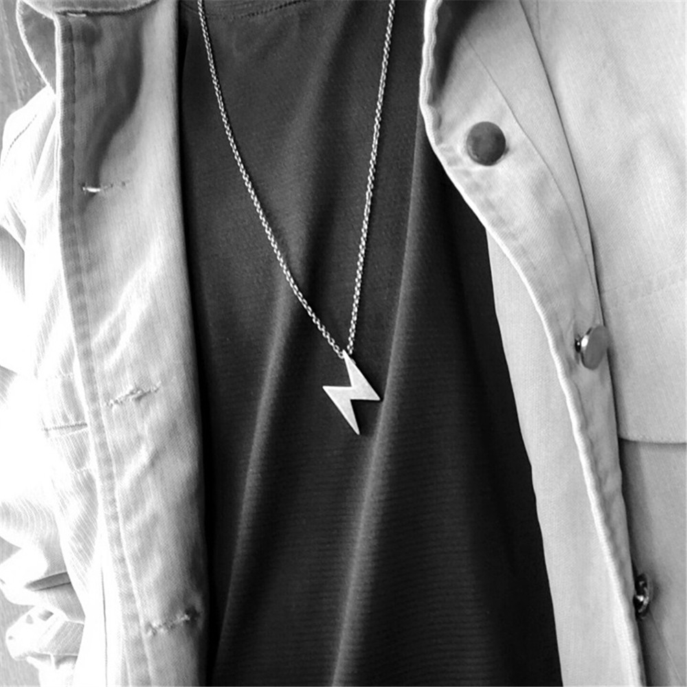 Vòng cổ mặt hình tia chớp sành điệu cho nam và nữ