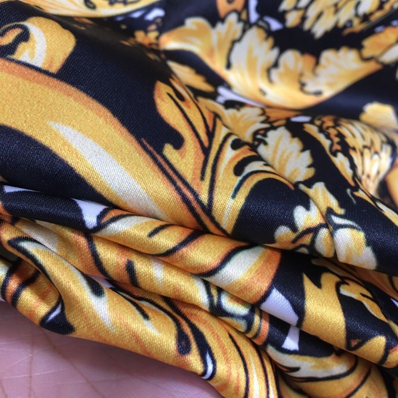 set trang phục áo phông ngắn tay+chân váy dài versace