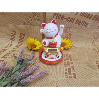 Búp bê may mắn Daruma cõng Mèo Chiêu Tài chạy bằng năng lượng Mặt Trời