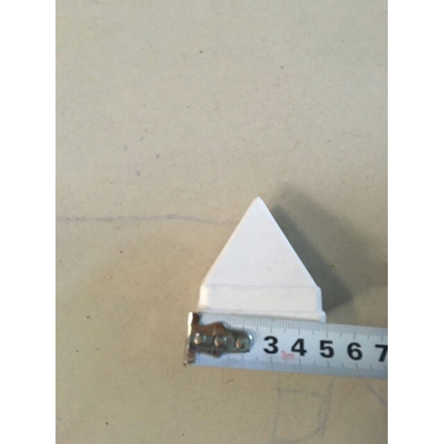 Bịt sắt 25X50 trắng chụp hàng rào bằng nhựa màu trắng nhọn bảo vệ ống sắt chống ăn mòn bên trong