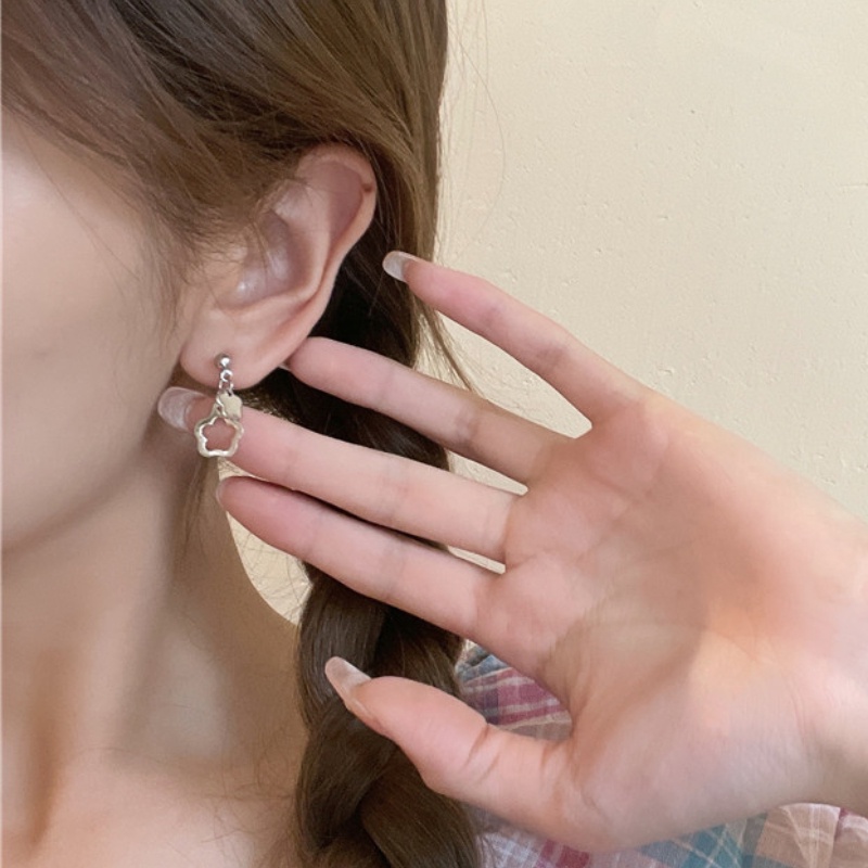 Bông Tai Hình Hoa Nhỏ Dáng Ngắn Màu Bạc Xinh Xắn Thời Trang Cho Nữ