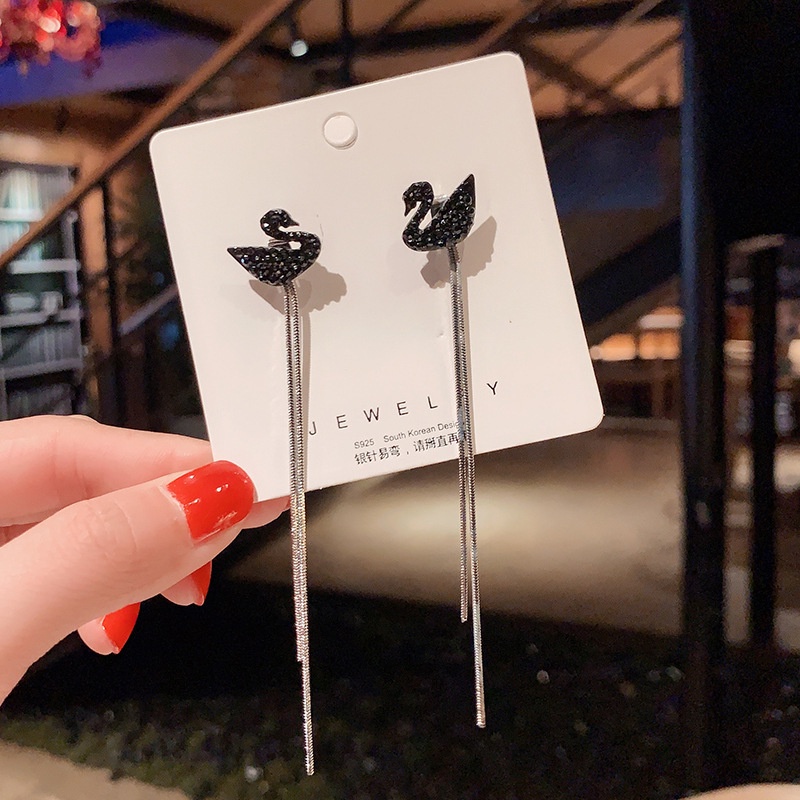 Bông Tai Dài Hình Thiên Nga Đen Đính Đá Thời Trang